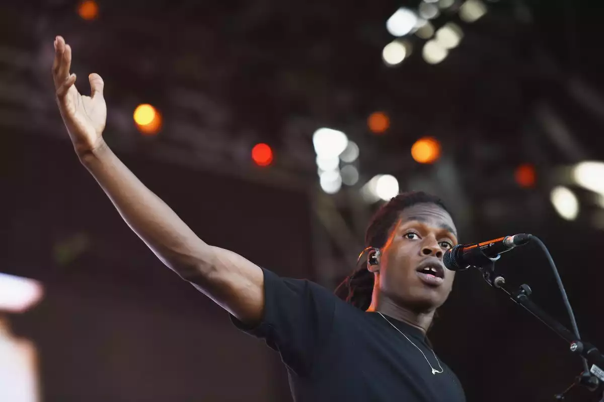 Daniel Caesar performing live