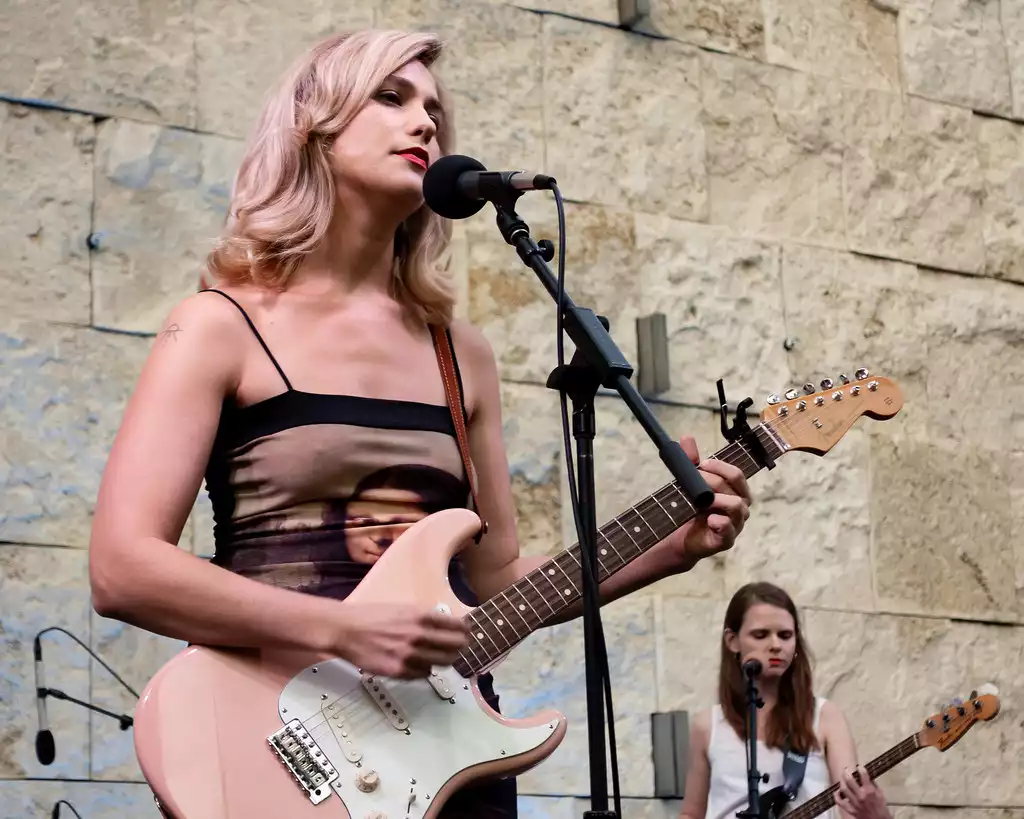 Lola Kirke performing live at Whiskey Creek Zócalo.